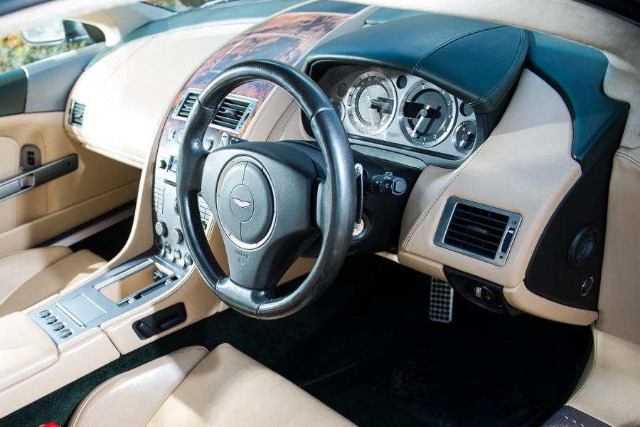 Интерьер Aston Martin DB9 2004 года  (UK) (фото 2 из 24)